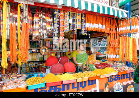 Boutique vendant des articles de pooja temple de kapaleeshwara à mylapore Chennai Tamil nadu inde Banque D'Images