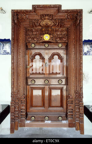 Ancienne porte en bois, Madras, Chennai, Tamil Nadu, Inde, Asie Banque D'Images