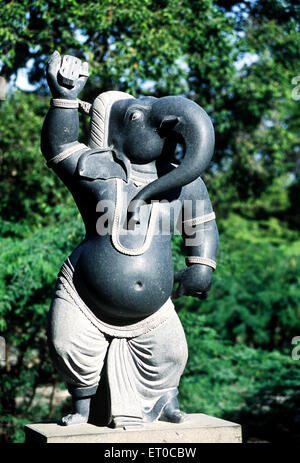 L'éléphant dieu Ganesh sculpté tête de Mahabalipuram Mamallapuram ; Tamil Nadu Inde ; Banque D'Images