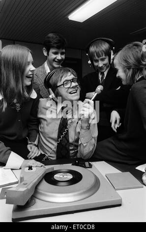 Ed Doolan Radio BRMB Disc Jockey, photographiée avec news, garçons et filles, Birmingham, 14 janvier 1975. Banque D'Images