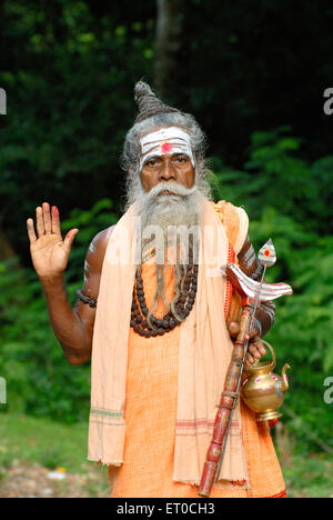 Sadhu bénédiction ; Madurai ; Tamil Nadu ; Inde , asie Banque D'Images