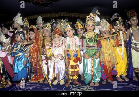 Robe fantaisie, enfants habillés comme Lord Krishna , Janmashtami festival , Coimbatore ; Tamil Nadu ; Inde , asie Banque D'Images