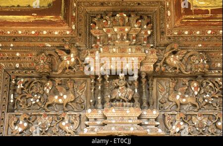 Lord Krishna sculpté porte en bois, Madras, Chennai ; Tamil Nadu ; Inde sculpture en relief en bois, sculptures en relief en bois, sculpture en relief, sculpture en relief Banque D'Images