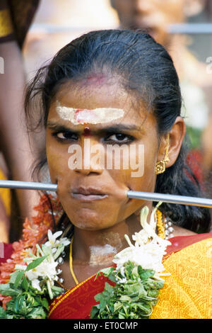 Femme piercing barre de fer grâce à l'exercice de joues promesse en festival Mariamman ; Tamil Nadu Inde ; PAS DE MR Banque D'Images