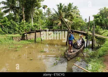 Garçon en bateau près de Alappuzha ; d'Alleppey Backwaters du Kerala en Inde ; Banque D'Images