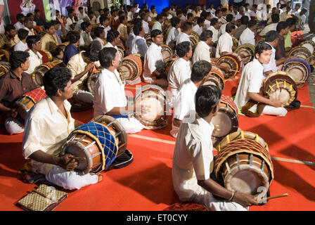 thabil vidwan jouant du tavil, Coimbatore, Tamil Nadu, Inde, asie Banque D'Images