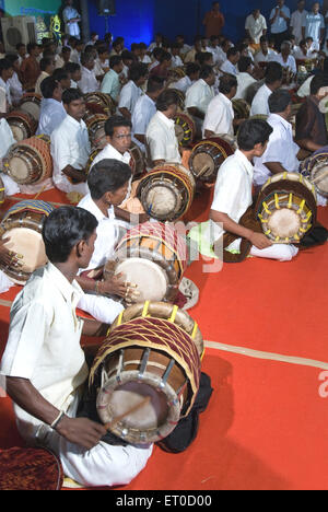 thabil vidwan jouant du tavil, Coimbatore, Tamil Nadu, Inde, asie Banque D'Images