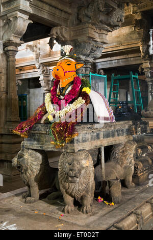 Taureau de Nandi, temple Ainootheswalar Periyanayaki, Mathur, Karaikudi, Tamil Nadu, Inde, Asie Banque D'Images