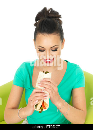 Beau young hispanic woman avec un poulet fajita wrap et les tranches de poivrons rouges sur un fond blanc. Banque D'Images