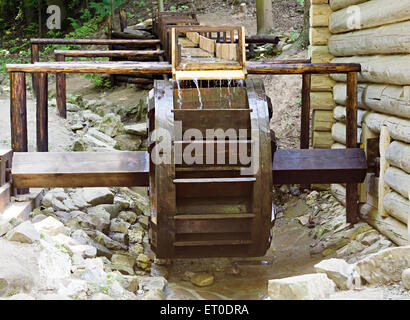 Roue en bois d'un ancien moulin à eau en musée en plein air,Ukraine.Lvov Banque D'Images