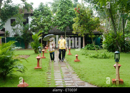 Couple enjoying mousson au Heritage Lake Resort ; ; ; Kuttanad Alleppey Alappuzha Kerala Inde ; M.# 777K;777L Banque D'Images