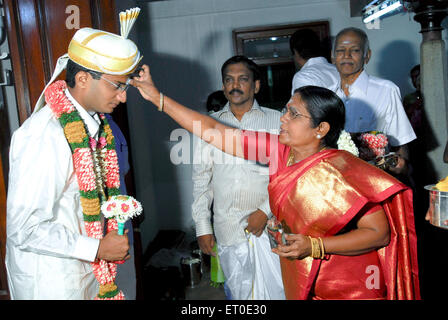 Bénédiction des femmes ; l'époux Nattukottai Chettiar ; communauté ; Nagarathar Chettinad ; Tamil Nadu M.# 777K ;777A Banque D'Images