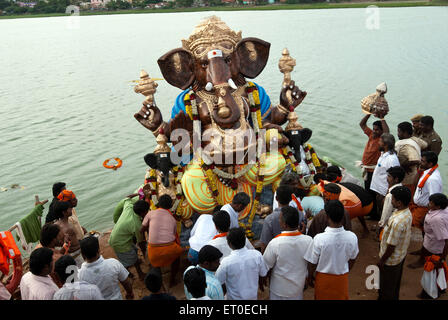 Le Dieu Ganesh immersion dans muthannankulam ; réservoir de Coimbatore ; Tamil Nadu Inde NOMR ; Banque D'Images