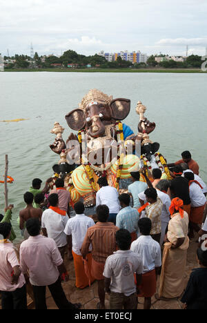 Le Dieu Ganesh immersion dans muthannankulam ; réservoir de Coimbatore ; Tamil Nadu Inde NOMR ; Banque D'Images