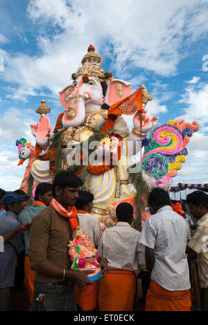 Le Dieu Ganesh immersion dans muthannankulam ; réservoir de Coimbatore ; Tamil Nadu Inde NOMR ; Banque D'Images