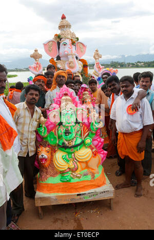 Le Dieu Ganesh immersion dans muthannankulam ; réservoir de Coimbatore ; Tamil Nadu Inde NOMR ; Banque D'Images