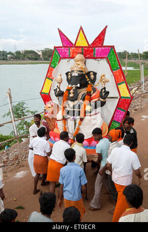 Le Dieu Ganesh immersion dans muthannankulam ; réservoir de Coimbatore ; Tamil Nadu Inde NOMR ; Banque D'Images