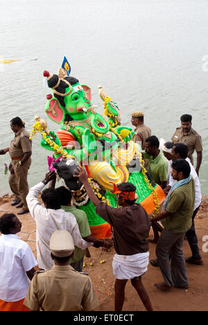 Le Dieu Ganesh immersion dans muthannankulam ; réservoir de Coimbatore ; Tamil Nadu Inde NOMR ; Banque D'Images