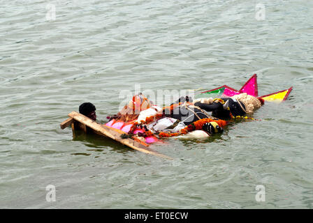 Le Dieu Ganesh immersion dans muthannankulam ; réservoir de Coimbatore ; Tamil Nadu Inde ; Banque D'Images