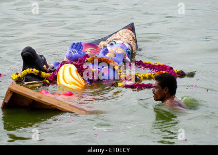 Le Dieu Ganesh immersion dans muthannankulam ; réservoir de Coimbatore ; Tamil Nadu Inde NOMR ; Banque D'Images