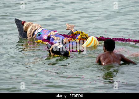 Le Dieu Ganesh immersion dans muthannankulam ; réservoir de Coimbatore ; Tamil Nadu Inde NOMR ; Banque D'Images