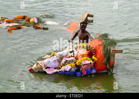 Le Dieu Ganesh l'immersion à Muthannankulam à Coimbatore ; réservoir ; Tamil Nadu Inde NOMR Banque D'Images