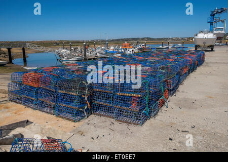 Fishermens homard alignés sur le quai en attente de rendez-vous à bord d'un bateau de pêche, Banque D'Images