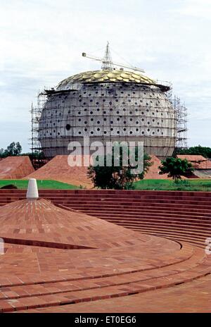 Amphithéâtre et Matrimandir en construction, Auroville, Pondichéry, Puducherry, Tamil Nadu, Union Territory, UT, Inde, Asie Banque D'Images