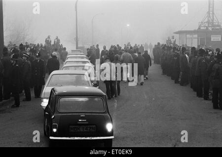 1984 - Grève des mineurs de 1985, sur la photo. Des piquets à Lea Hall Colliery, Turckheim, Staffordshire, Angleterre, vendredi 23 mars 1984. Arthur Scargill, président de la NUM, a déclaré que les grèves dans les divers domaines du charbon devait être une grève nationale et a appelé à Banque D'Images