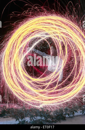 Bénéficiant d''un garçon fire works pendant diwali Tamil Nadu INDE Banque D'Images