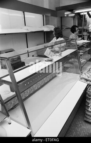 Les années 70 ont été une époque de grèves et, en décembre 1974, la grande boulangerie nationale a décidé de faire de même, en exigeant une augmentation de salaire de 66  %. Le personnel des grandes entreprises et des étagères vides avait dû refuser des dizaines de clients. Les petites boulangeries travaillaient à plein, mais n'ont pu répondre à la demande, car les magasins ont téléphoné pour l'utilisation des fournitures. Les ventes de levure est passé de femme au foyer a décidé de fabriquer leur propre pain. (Photo) étagères vides dans la boulangerie. 3 Décembre 1974 Banque D'Images