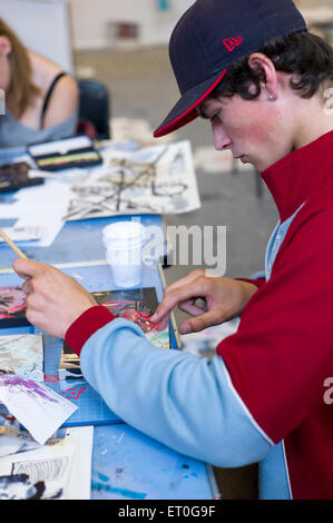 Les étudiants fréquentant une école d'été de l'art à l'Université pour les arts créatifs (UCA) en vue de passer à faire une maîtrise. Banque D'Images