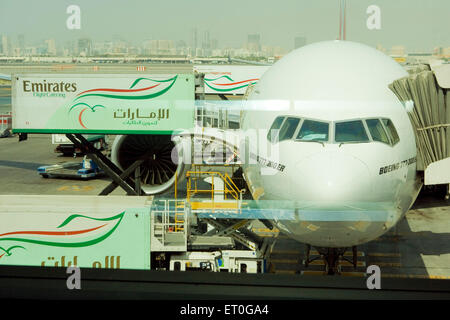 Boeing 777 avion Emirates 300 ER L'Aéroport International de Dubai Banque D'Images