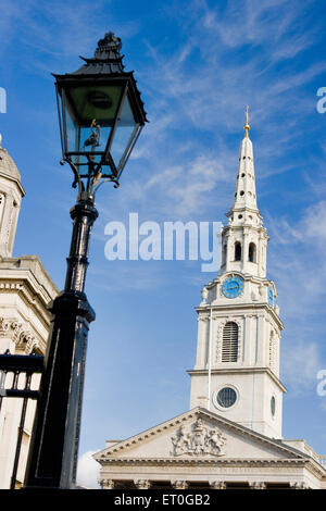 Tour de l'horloge et lampadaire ; Trafalgar Square ; Londres ; UK Royaume-Uni Angleterre Banque D'Images