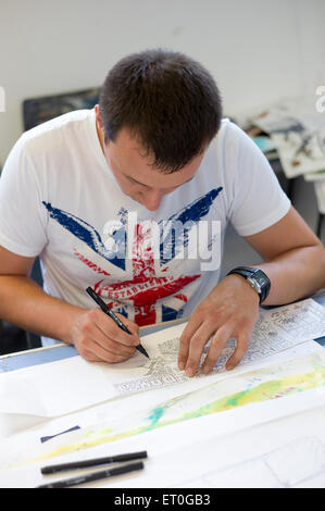 Les étudiants fréquentant une école d'été de l'art à l'Université pour les arts créatifs (UCA) en vue de passer à faire une maîtrise. Banque D'Images