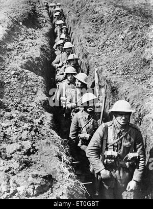 Le King's Liverpool Regiment se déplaçant le long d'une tranchée de communication menant à la ligne de front ; près de Blairville Wood, 16 avril 1916. Banque D'Images