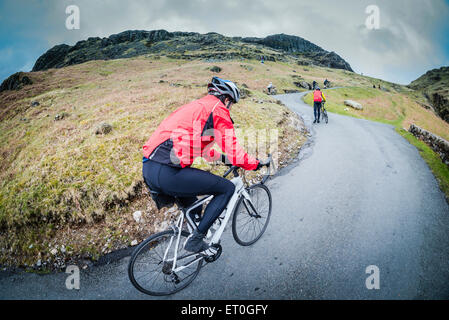 L'ascension de la cycliste Hardknott Pass en Cumbria. Banque D'Images