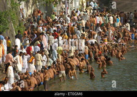 Les personnes prenant des saints Pères tous les sarvapitri amavasya ou nuit à Banganga lake ; Walkeshwar ; Bombay Mumbai Banque D'Images