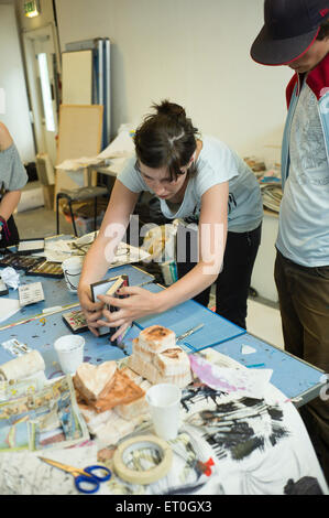 Les étudiants fréquentant une école d'été de l'art à l'Université pour les arts créatifs (UCA) en vue de passer à faire une maîtrise. Banque D'Images