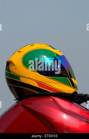 casque de moto sur vélo Banque D'Images
