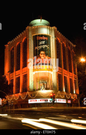 Shiv Sena Bhavan illuminé le jour du Maharashtra ; Dadar ; Bombay , Mumbai ; Maharashtra ; Inde , asie Banque D'Images