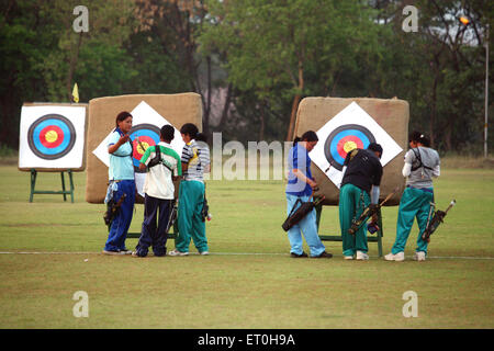 Formation des étudiants au tir à l'arc, Tata tir Academy, JRD Tata Sports Complex, Jamshedpur, Tata Nagar, Tatanagar, Jharkhand, Inde Banque D'Images