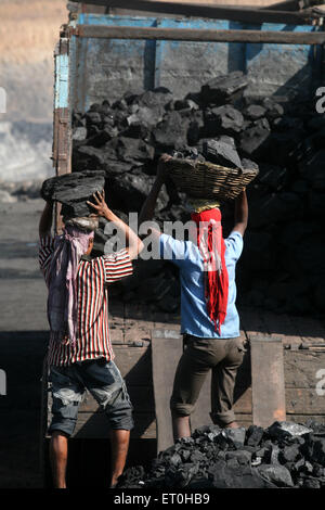 Travailleurs chargeant du charbon de la mine de charbon dans un camion à Jharkhhand Inde Asie Banque D'Images