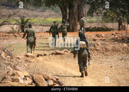 Soldat du FCPP de la Force de police de la Réserve centrale avec chasse au canon à la recherche de naxalites dans la zone forestière naxale Ranchi Jharkhand Inde Asie Banque D'Images