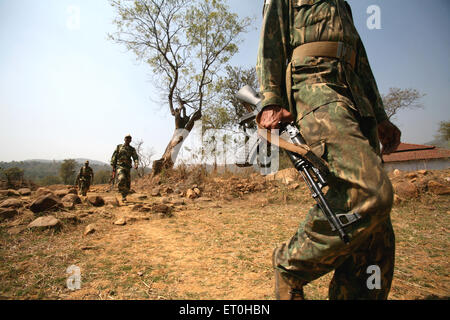 Soldat du FCPP de la Force de police de la Réserve centrale avec chasse au canon à la recherche de naxalites dans la zone forestière naxale Ranchi Jharkhand Inde Asie Banque D'Images