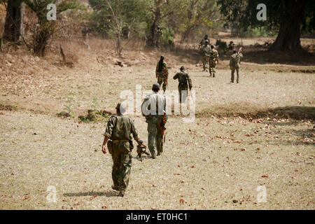 Soldat du FCPP de la Force de police de la Réserve centrale avec chasse au canon à la recherche de naxalites dans la zone forestière naxale Ranchi Jharkhand Inde Asie Banque D'Images