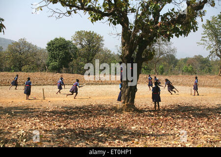 Filles d'école, uniforme scolaire, jouer au cricket, terrain de village, Jharkhand, Inde, sports ruraux indiens Banque D'Images