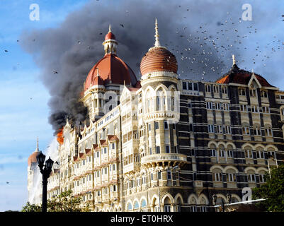 Taj Mahal Hotel à brûler après qu'il a été attaqué par des terroristes ; Deccan Mujahideen Bombay Mumbai Banque D'Images