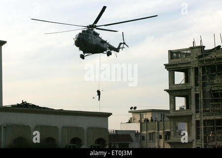 Garde nationale de sécurité NSG commando descendre l'hélicoptère sur la terrasse De Nariman maison attentat terroriste Colaba Bombay Mumbai Maharashtra Inde Asie Banque D'Images