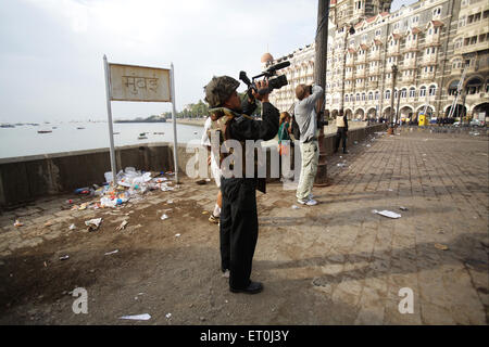 Les agents de sécurité national NSG tournage commando Taj Mahal Hotel avec caméra vidéo après avoir tué les terroristes de Bombay ; Banque D'Images